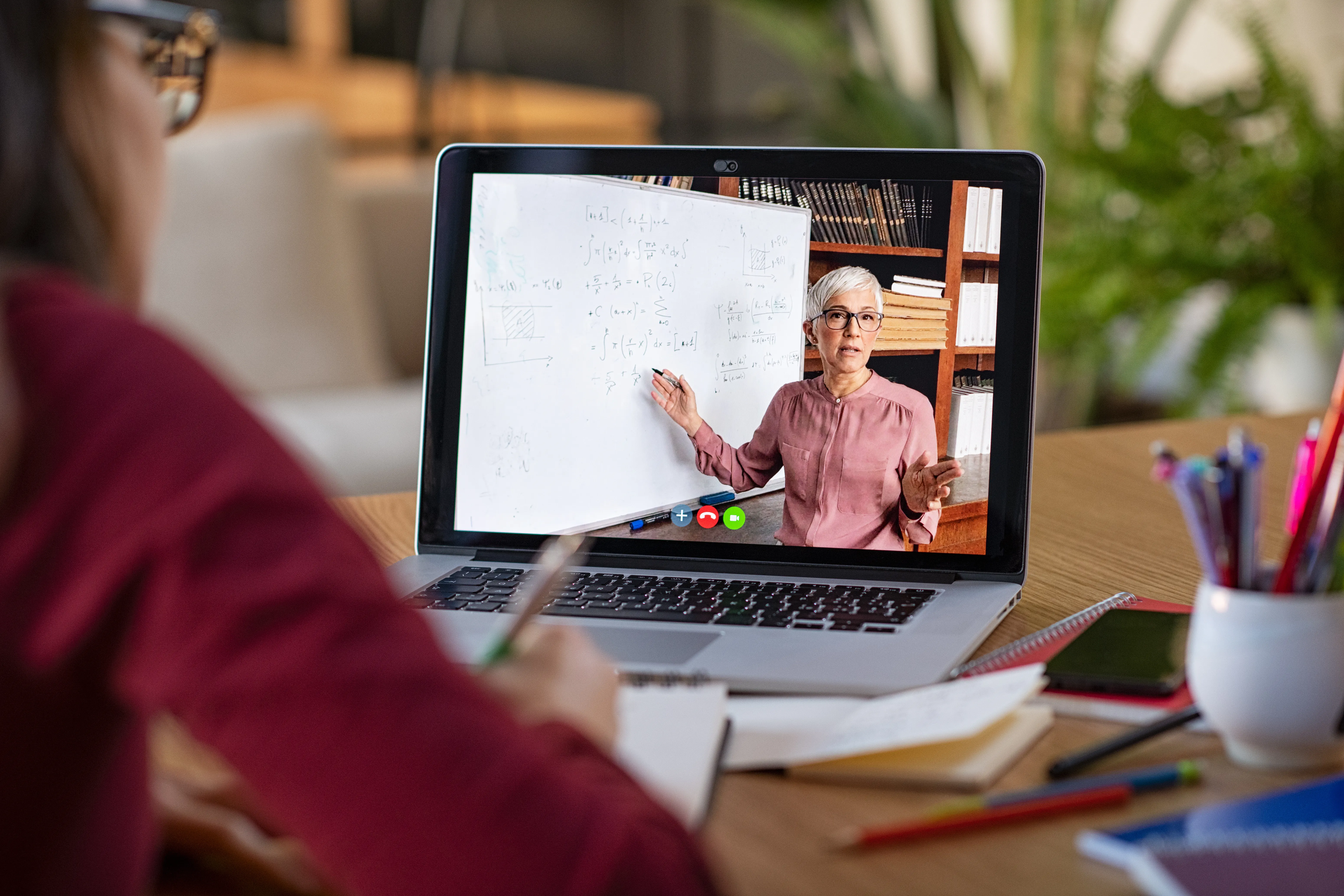 Ustaad IB tutor guiding MYP and Diploma Programme students through internal assessments and final exams in Dubai and Abu Dhabi